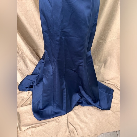 NWT Badgley Mischka Navy Blue One Beaded Shoulder Gown Size 4 - Picture 4 of 14